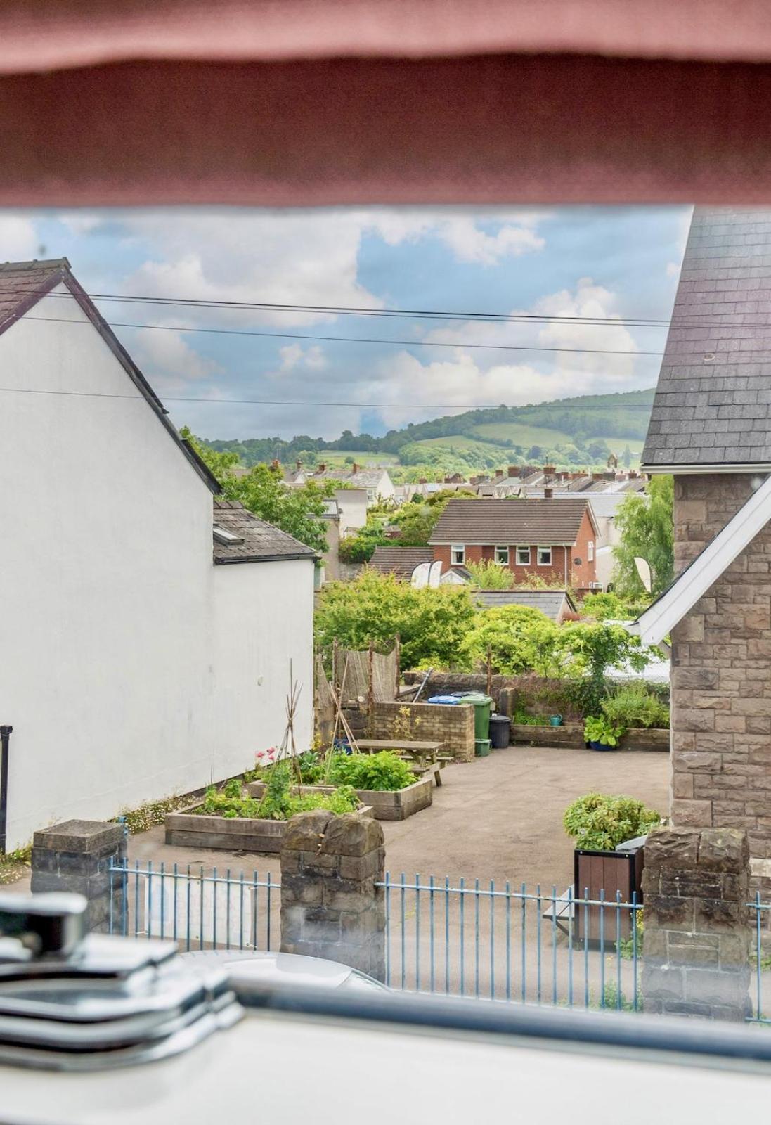 Chic 2-Bedroom Townhouse In Vibrant Abergavenny Dış mekan fotoğraf